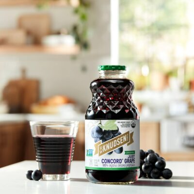 R.W. Knudsen Family Organic Just Concord Grape Juice, 100% Juice, 32 oz, Glass Bottle - Imagem 4