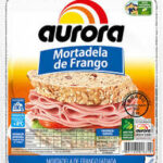 Mortadela de frango fatiada a vácuo Aurora 200g.